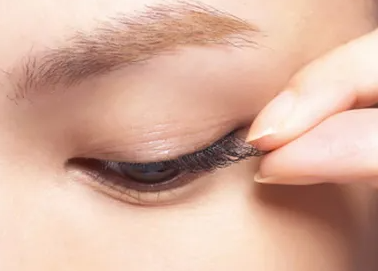 如何粘贴假睫毛 几步塑造魅力电眼