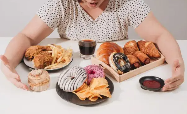 嘴角爱长痘是因为什么 饮食不规律