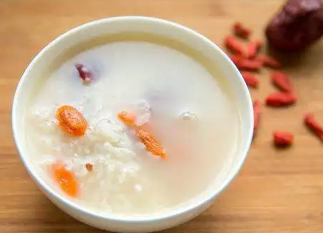 皮肤干燥脱屑像雪花 皮肤干燥脱皮什么原因