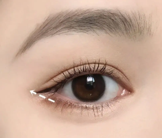 怎样画好眼线的小诀窍 眼线膏蘸色要先拿手背试妆
