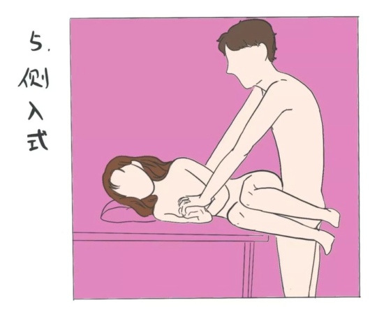 女生以蜷缩的姿势侧躺在桌子上