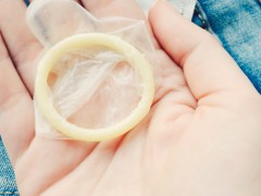 教你怎样正确使用避孕套