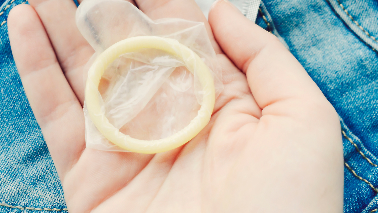 教你怎样正确使用避孕套