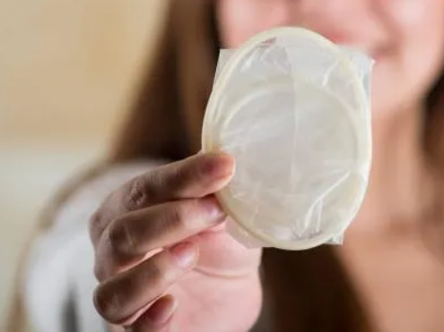女人安全套使用照片