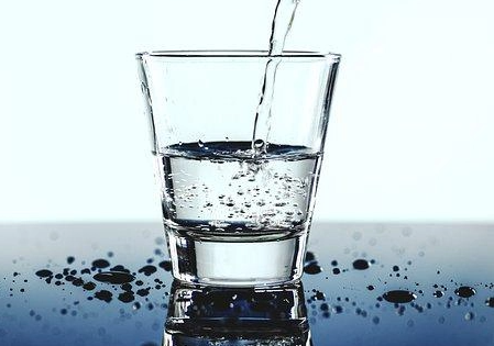 喝大量的水12-16杯