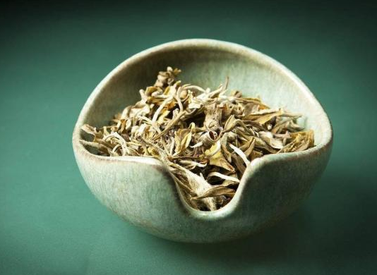 体内湿气重喝白茶可以吗 白茶的功效是什么