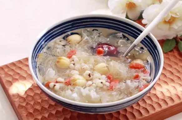 银耳莲子羹是凉性吗 银耳莲子羹的功效与作用