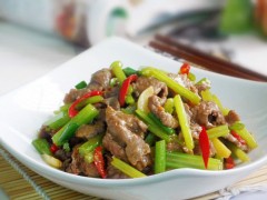 减肥菜谱：芹菜炒牛肉