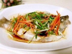 减肥菜谱：清蒸鲈鱼