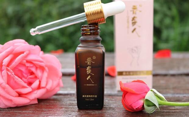 美眉示范精油按摩丰胸法重振雄“峰”