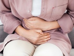 女性肚子右边疼是怎么回事 右腹疼痛可能是3种情况引发的