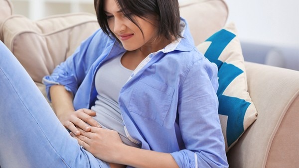 女性肚子右边疼是怎么回事 右腹疼痛可能是3种情况引发的