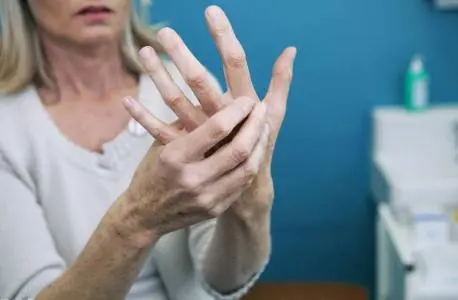 糖尿病早期会有蚁走感吗？糖尿病脚麻有点像蚂蚁爬怎么回事？